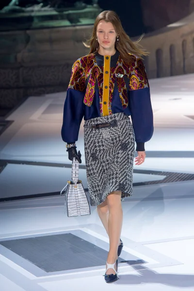 Look 15